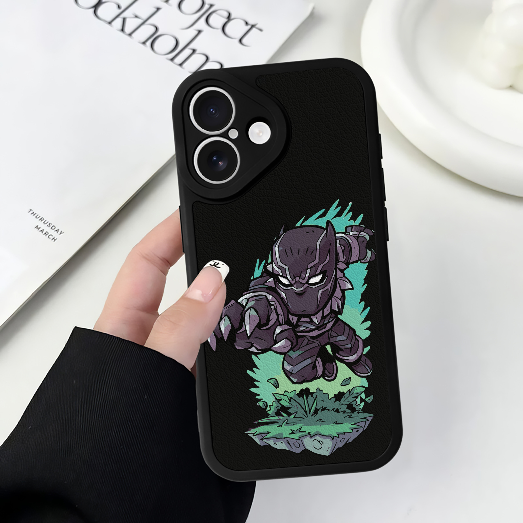 （画像用） アベンジャーズ The Avengers 【iPhone 16シリーズ対応】シリコンスマホケース（レザー調） 材質：シリコン